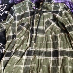 Olive green flannel long sleeve shirt. Has pockets ( ladies love pockets)